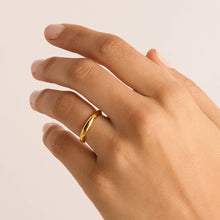 Load image into Gallery viewer, Lover Ring Medium | 18k Gold
