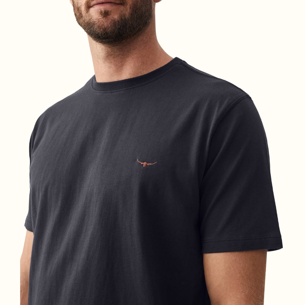 R.M.WILLIAMS Parson T-shirt | Navy/Chestnut