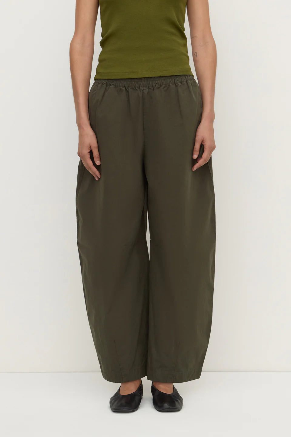 ASSEMBLY LABEL Lola Barrel Pant | Military Green