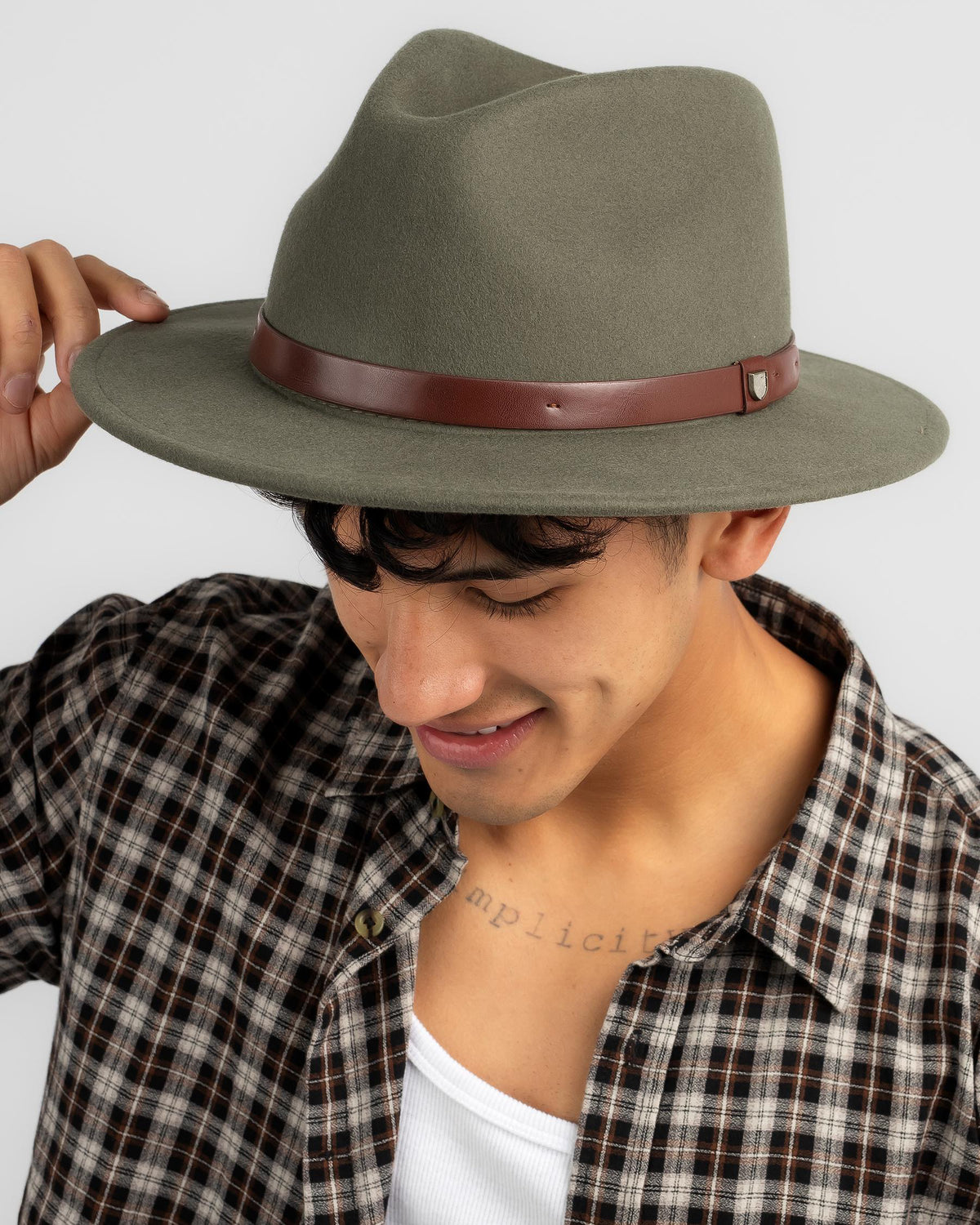 BRIXTON Messer Fedora | Ivy/Light Brown on model